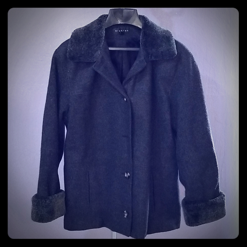 Cute Wool coat with fake fur collar and cuffs